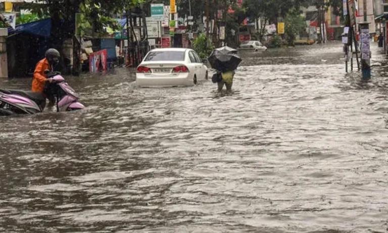 印度啊印度，高温扛住了，暴雨又来了，扛住扛不住看天意。6月14日，印度高温之下终