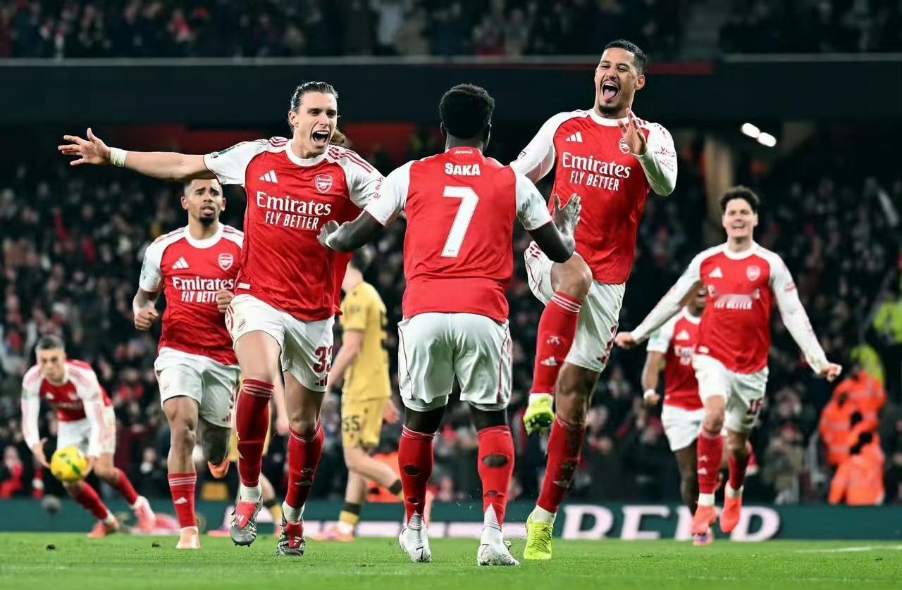 比起狼队那场，这场还是更有节目效果，水晶宫这个后卫一个乌龙一个丢点，太惨了