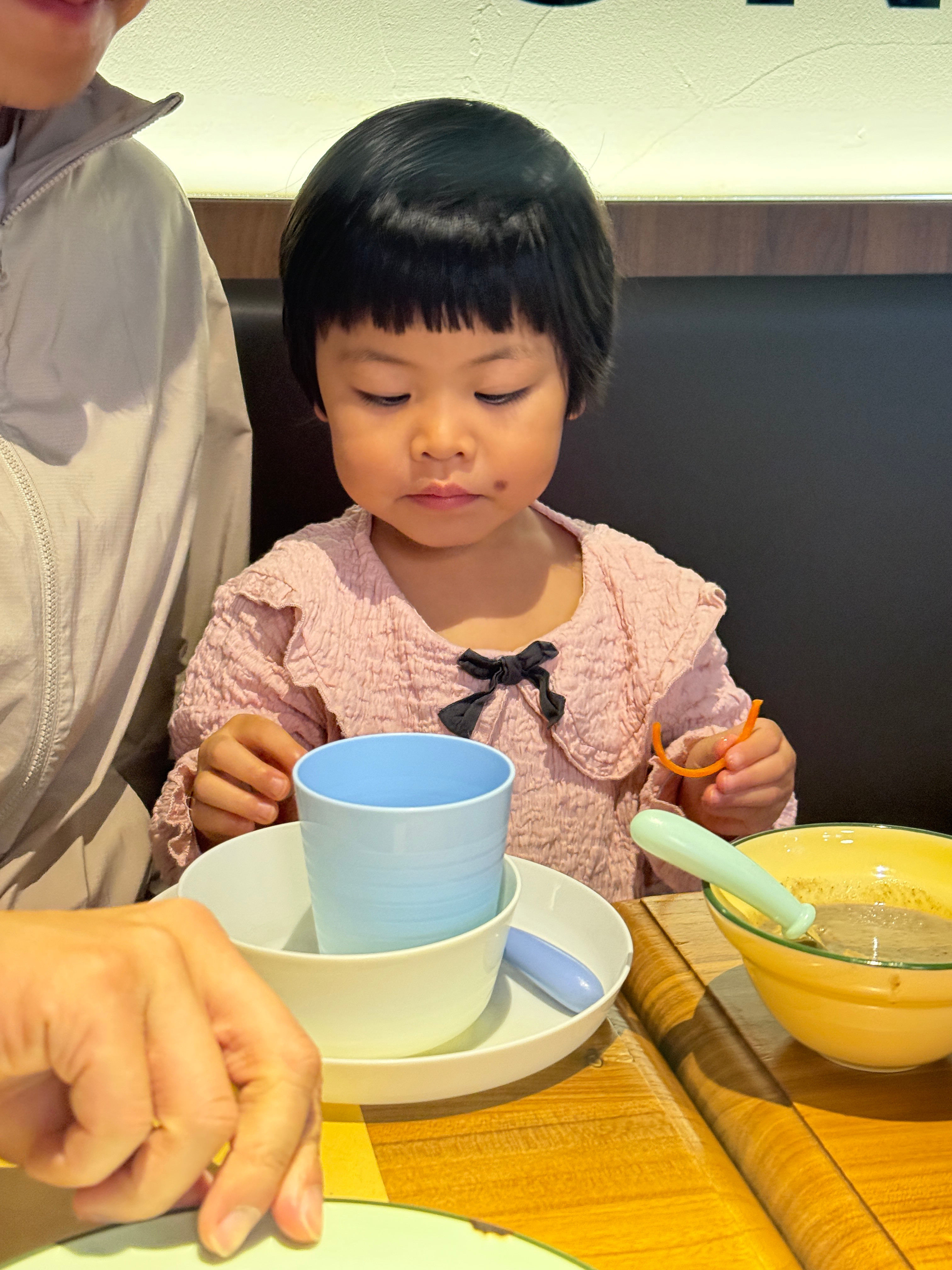 上菜了，旅蛙：老婆拿湿纸巾我：在哪里旅蛙：完了妈咪包没带