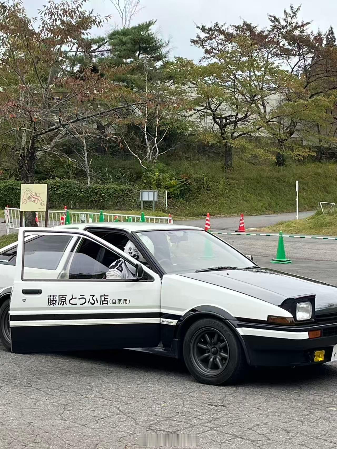 岚图FREE+和AE86同框？这画面有点意思啊！难不成要上演一场现实版《头文字D