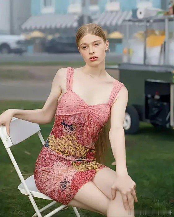 马斯克的儿子薇薇安·威尔逊的一张留影，已经改为女性，主动放弃马斯克姓氏，与父亲关系疏远，她是一名职业