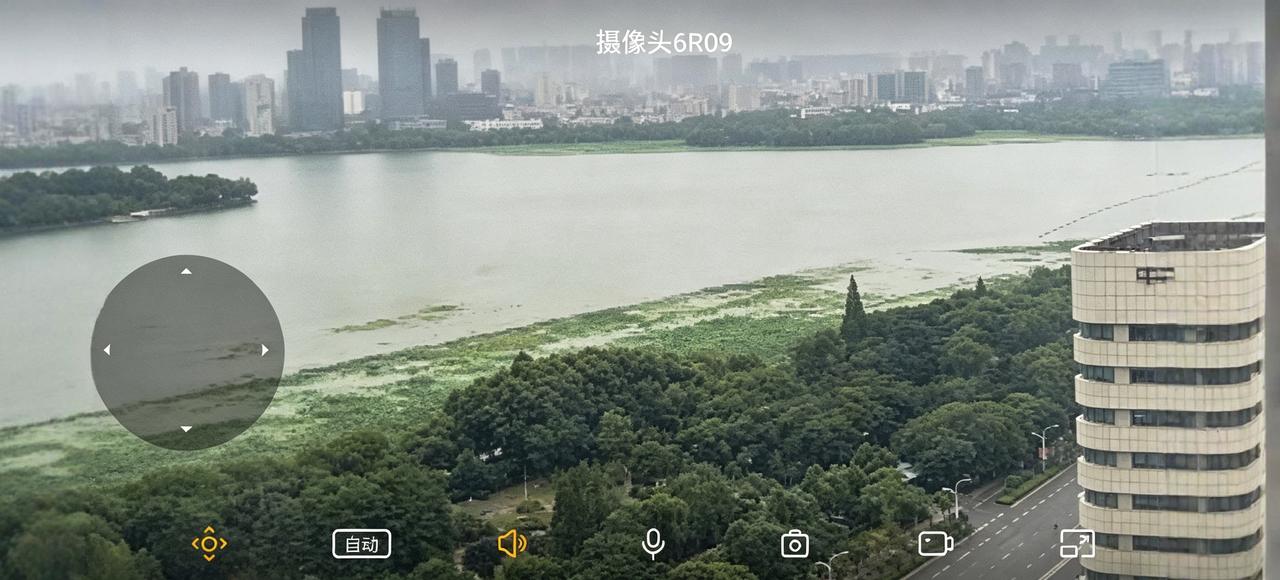 南京玄武湖景区因台风，自12日起暂时关闭。图1~图2，为12日上午9时，高空探头