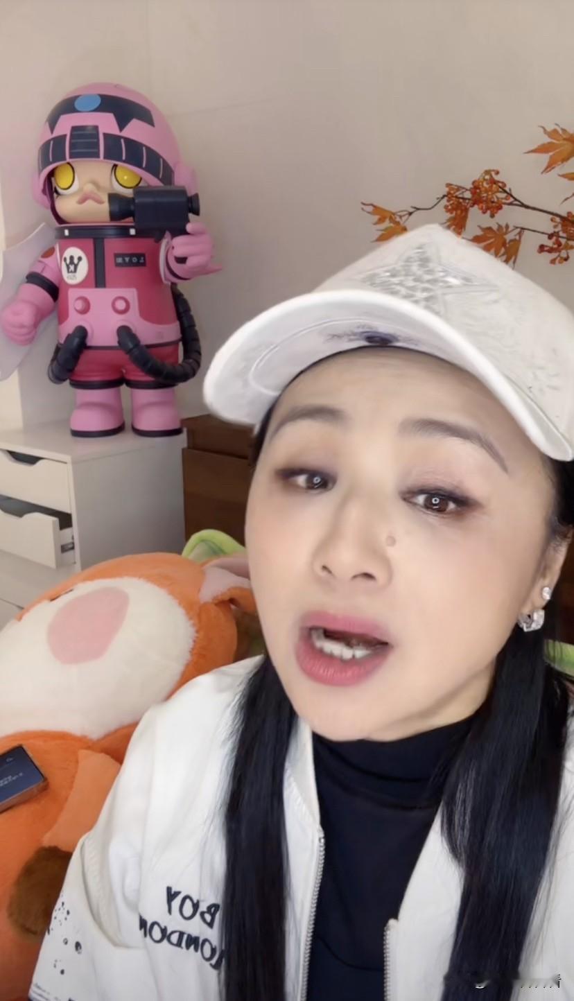 曹颖直播，粉丝让关掉美颜，曹颖全部关掉，真正的无美颜照曝光，有轻微的细纹和黑眼圈