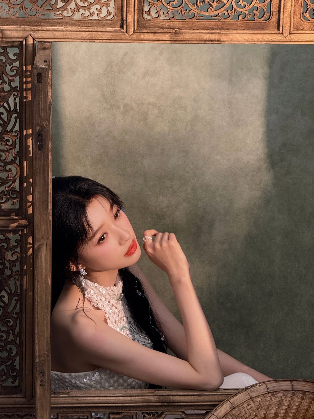 孙怡梦回金依蓓孙怡金依蓓回来了谁懂啊！！孙怡这身挂脖白裙一出来我满脑子都是金依蓓