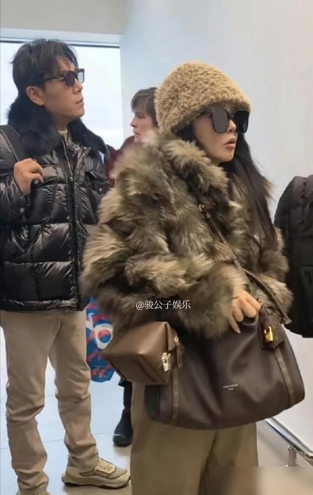 俄罗斯机场那组图，伊能静穿得光鲜状态拉满，旁边秦昊推着行李，脸色蜡黄眼窝发陷，看