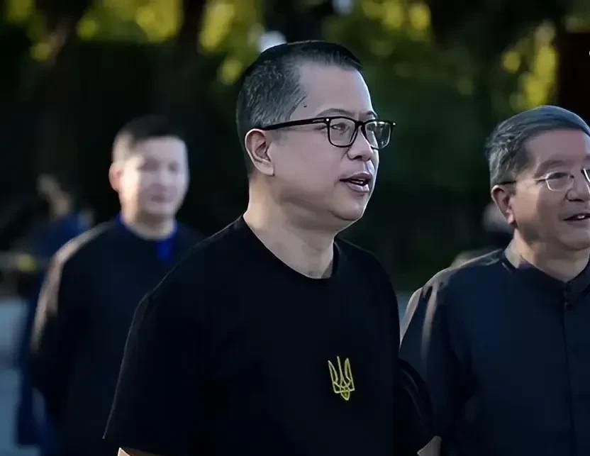 最初的打算是结婚赚波流量没想到李国庆删视频了[无奈吐舌]对！就是他和张丹红结婚现