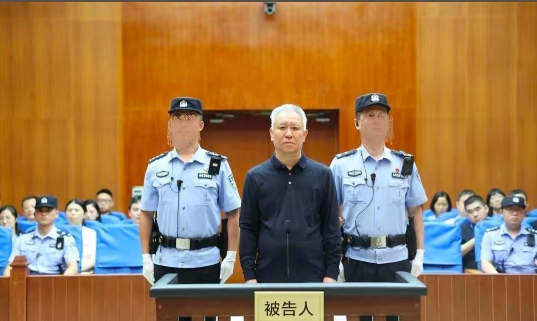 许家印被判无期，律师一句话说得很明白：年纪大不是减刑理由，想出来，得先看退赔了多