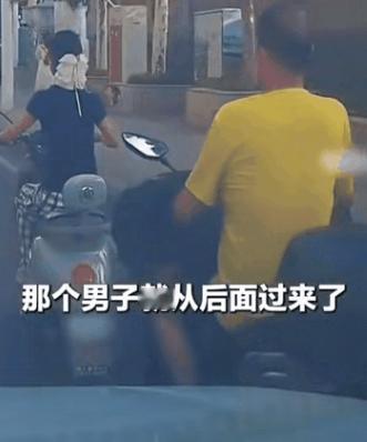 近日，在湖北武汉的街头，一名女子正骑着电动车上班，不料因车速稍慢，身后的骑车男子