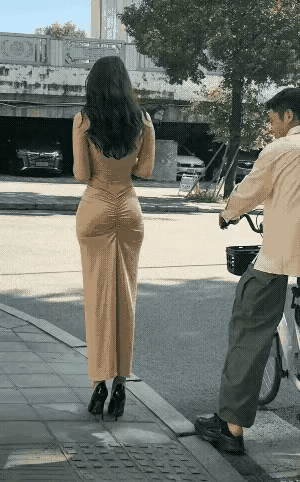 这个裙子怎么了?怎么这么多皱皱呀?他帮你拉出来吧!美女裙子的美女女人太优秀,需