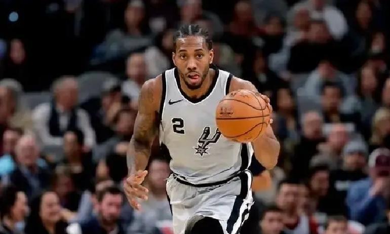 55分！34岁伦纳德第一次疯全队冲上去泼他冰水，发型当场炸毛。他甩甩辫子：