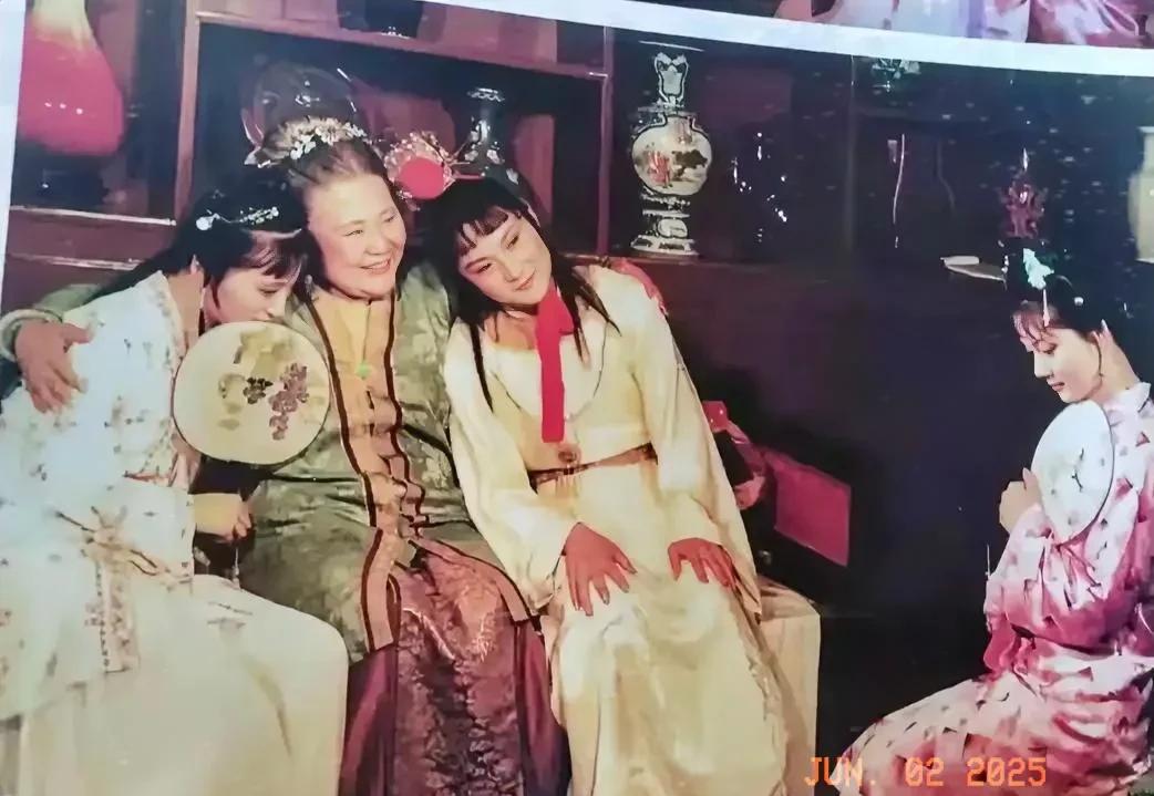 潇湘馆的竹影还没散，贾府的匾额就被人卸了。《红楼梦》里最令人震惊的，莫过于林黛玉