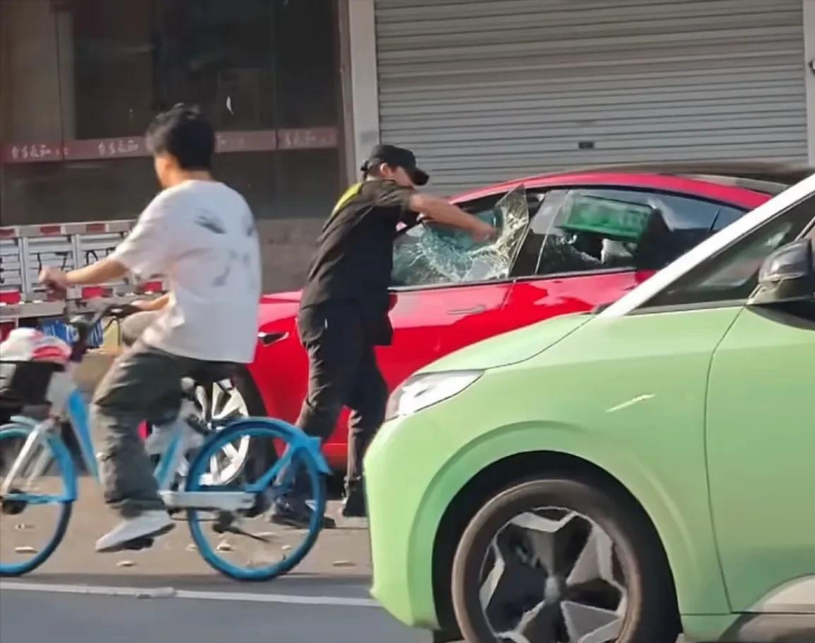 特斯拉车主骂保安是“看门狗”，保安当街怒砸其车，网友：这车损，够判的了！