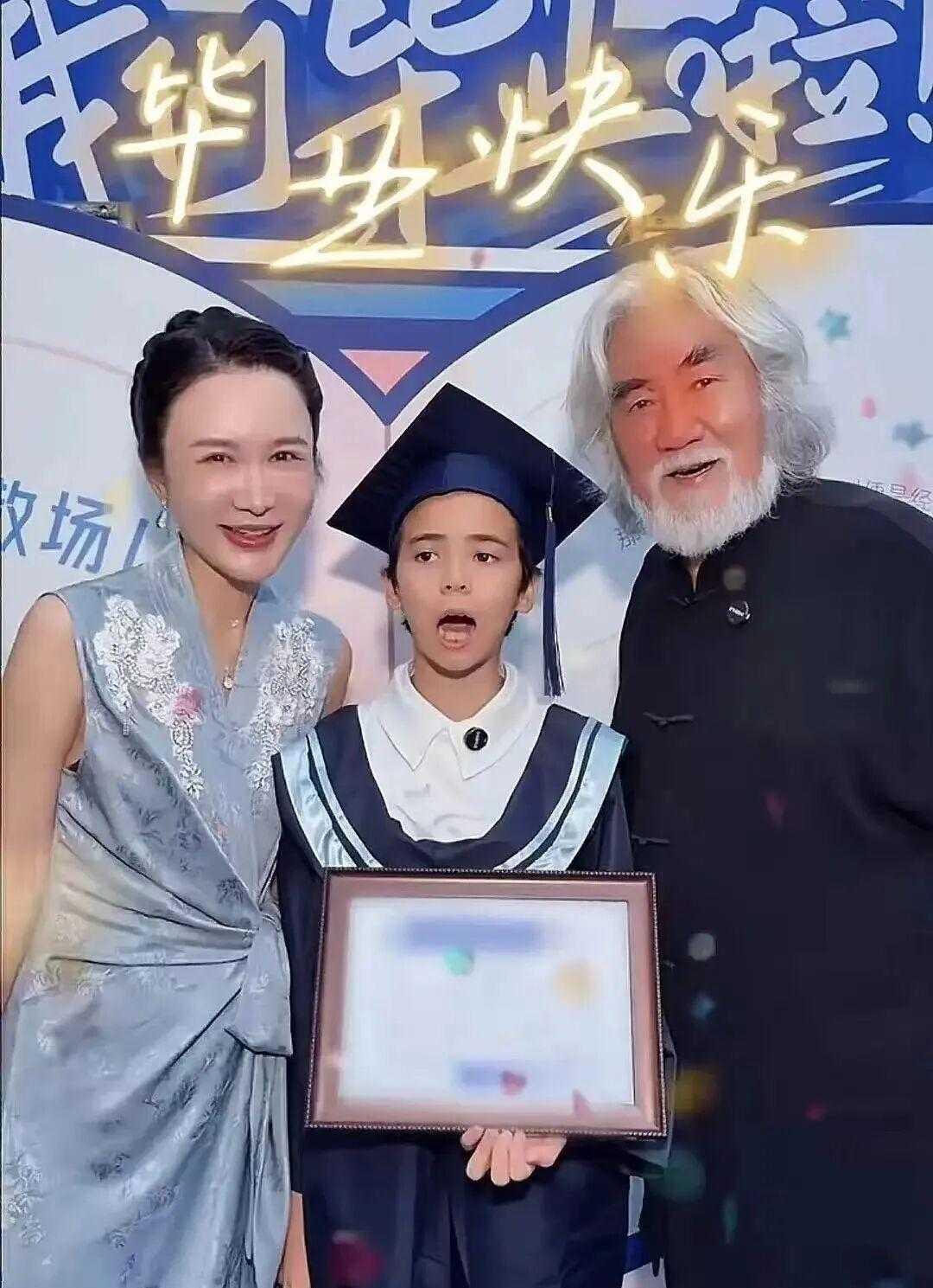 张纪中夫妇参加大儿子小学毕业典礼！11岁混血马丁身高抢镜，杜星霖贵妇范十足