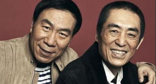 一次聚餐，张伟平借着酒劲，使劲用手指头戳赵本山的脑袋，赵本山看在张艺谋的面子，没