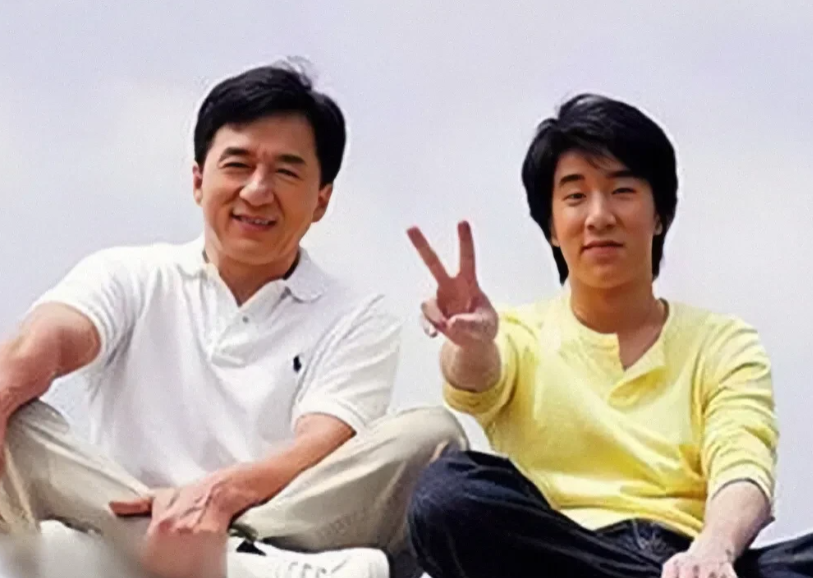 一次，冯小刚怒斥群演：“你们听着，以后成龙大哥小便后，不准冲他的便池，别问为什么