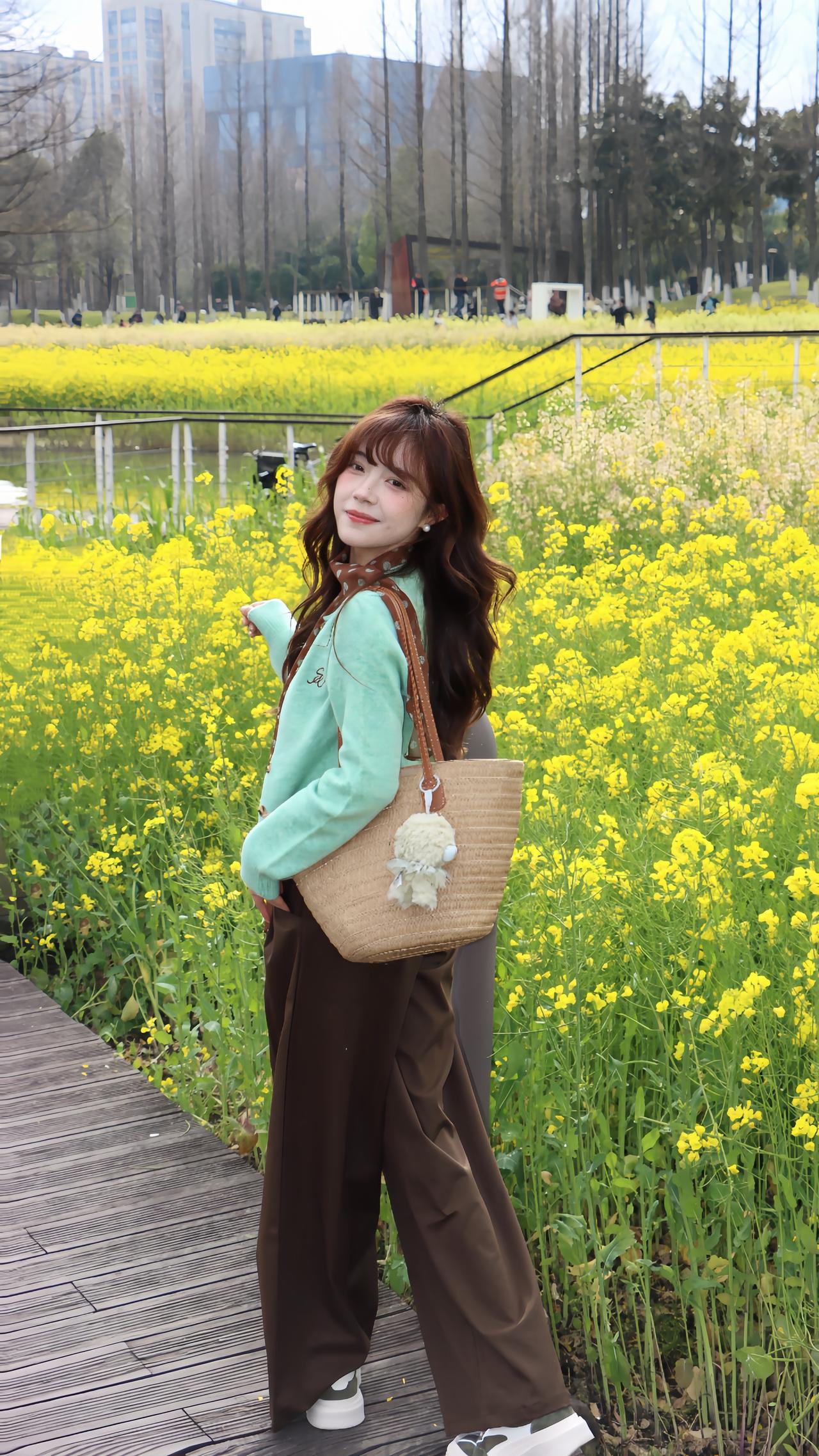早春穿搭公式：薄荷绿开衫➕深棕色阔腿裤太适合春日出片春日穿搭春日美女感防晒