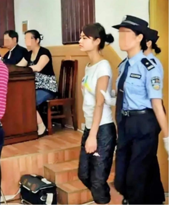 2009年5月10日晚。湖北省恩施州巴东县野三关镇，当地镇政府项目招商协调办公室主任邓贵大，与同事黄