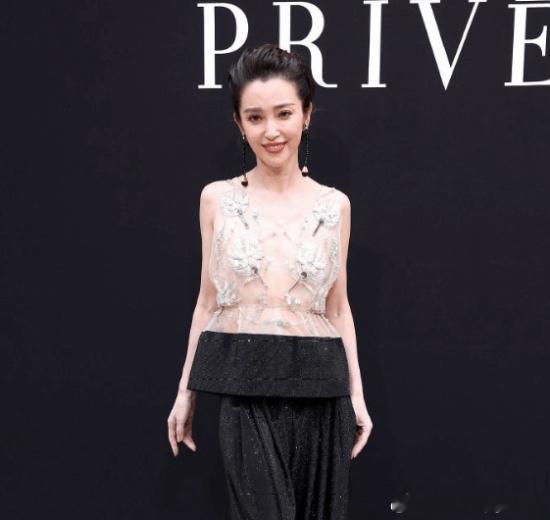 53岁李冰冰最新照近日，53岁的中国影星李冰冰出席巴黎ArmaniPrivé