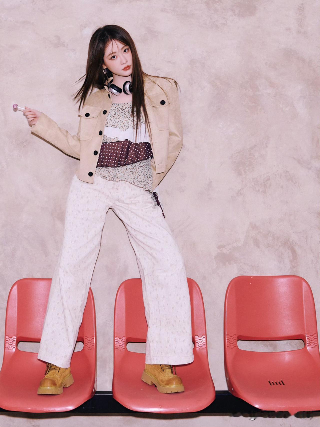 祝绪丹甜酷美式复古风太会穿✨祝绪丹这套穿搭把甜酷平衡得刚刚好！卡其色麂皮短