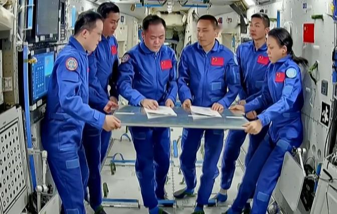 神23乘组在轨兼顾多项任务，舱外载荷轮换稳步推进太空试验空间站里航天员的