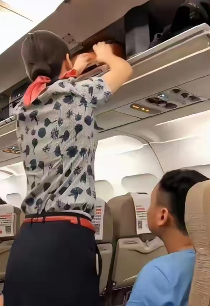 空姐整理行李时衬衣不扯出的秘密，终于被揭开啦！