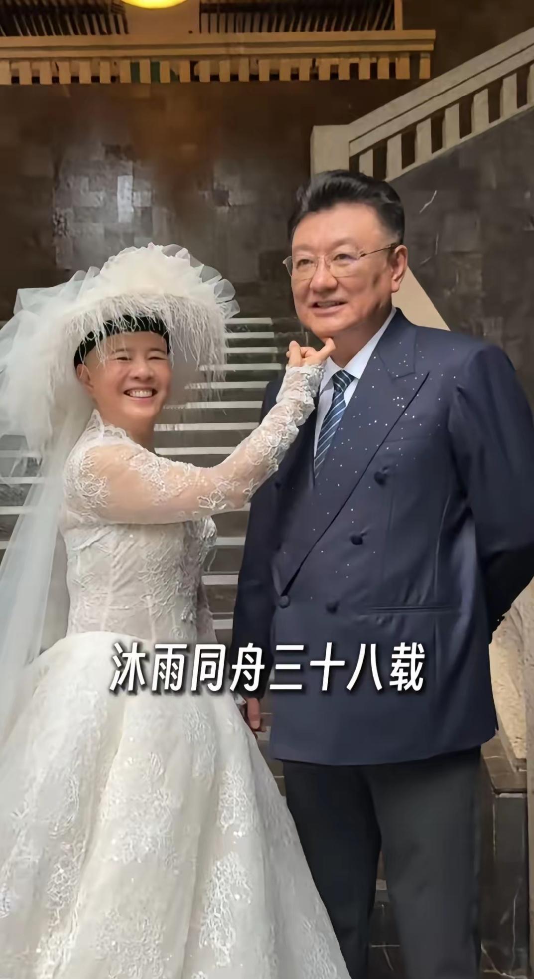 金龟子60岁了我不奇怪，她结婚30年我也不奇怪，我纳闷的是她怎么和38年前看