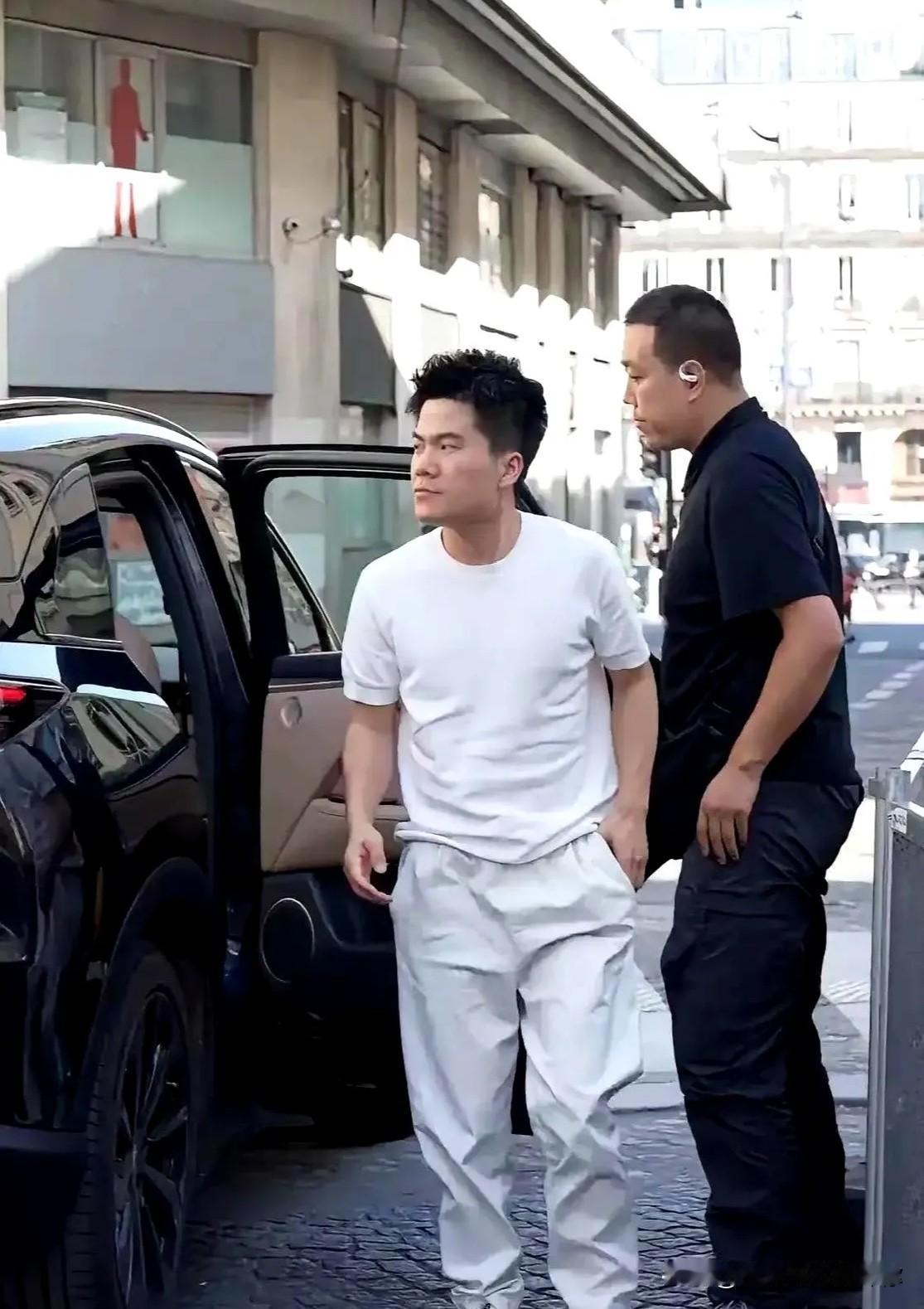 我一个在福州三坊七巷开店的姐妹，她说，董宇辉本人和手机屏幕里的他，根本是两码事，