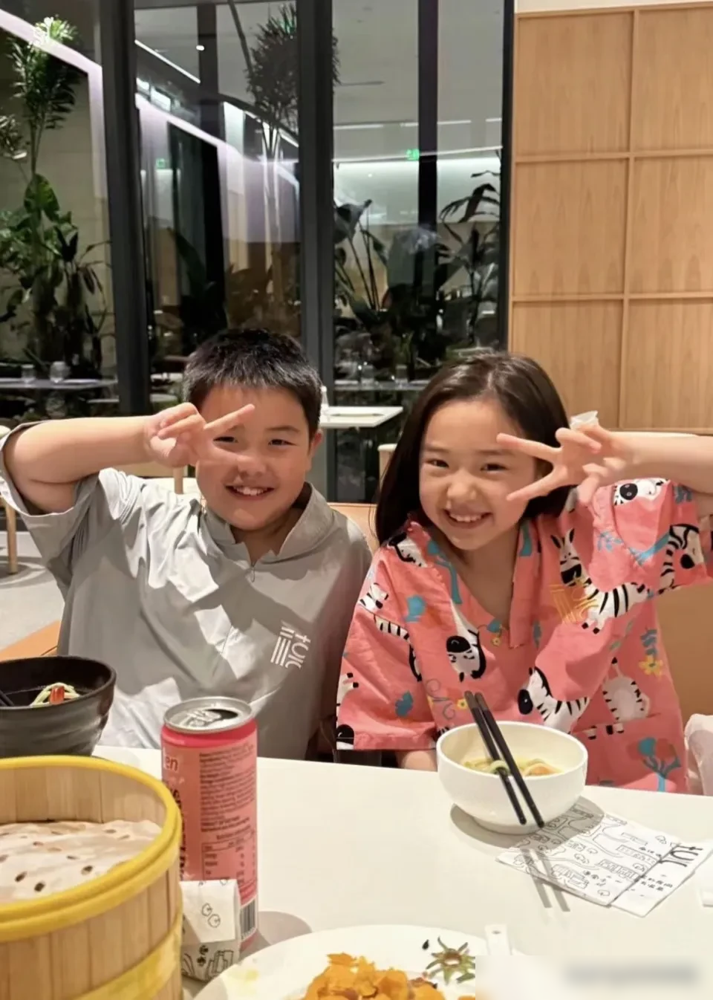 路人一句开学没，当场把董璇母女问发懵。街头偶遇，随口搭话，母女俩竟双双愣住，网友瞬间炸锅，骂当妈的只