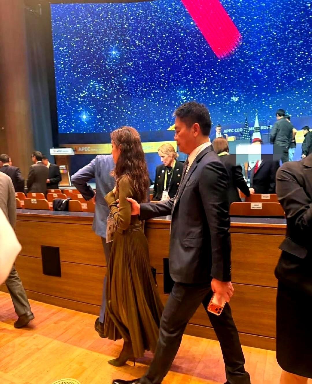 她不是奶茶妹妹了。他不是那个只懂电商的老板了。他们早就不靠热搜活着了。章泽