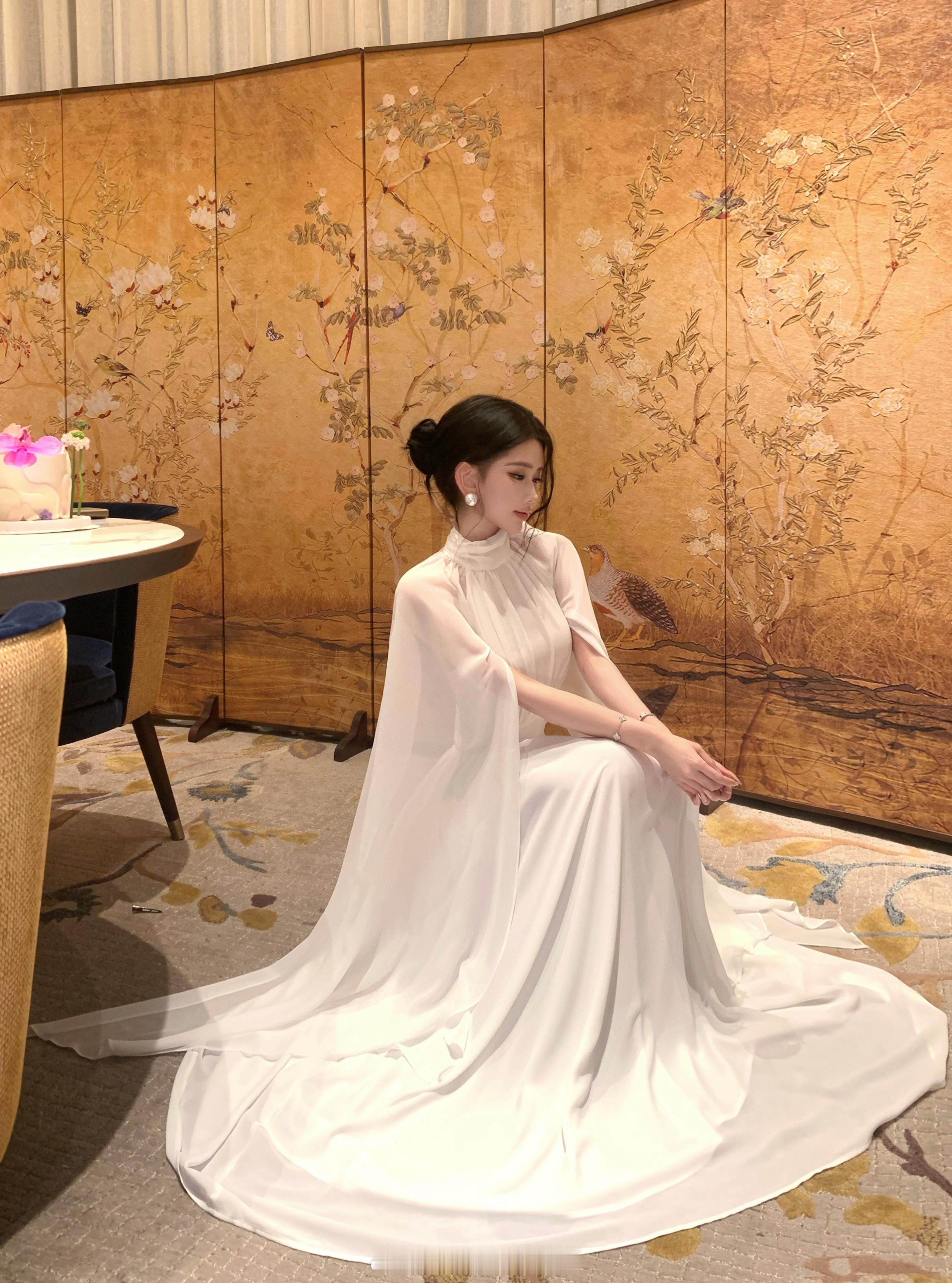 “形容她的话是清冷的木质调”