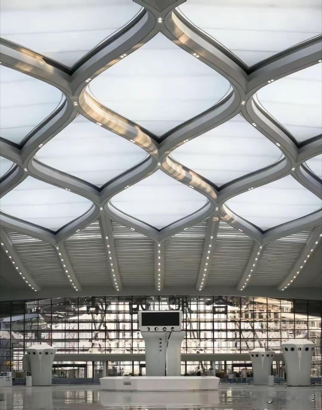 位于合肥市，市区内的一座大型高铁站，合肥西站，即将投入运营！目前站内已经保洁结