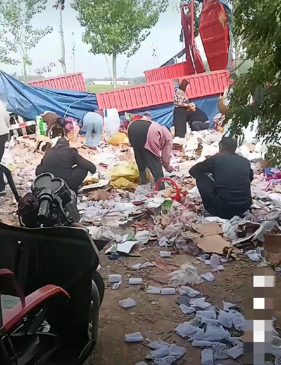 近日，河南柘城。一山东牌照大货车在服务区附近发生侧翻事故。一辆满载土豆的货车失控