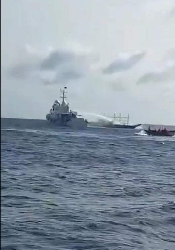 从目前的报道来看，12月12日，菲律宾当局，菲律宾海岸警卫队，菲律宾渔政，组织冲