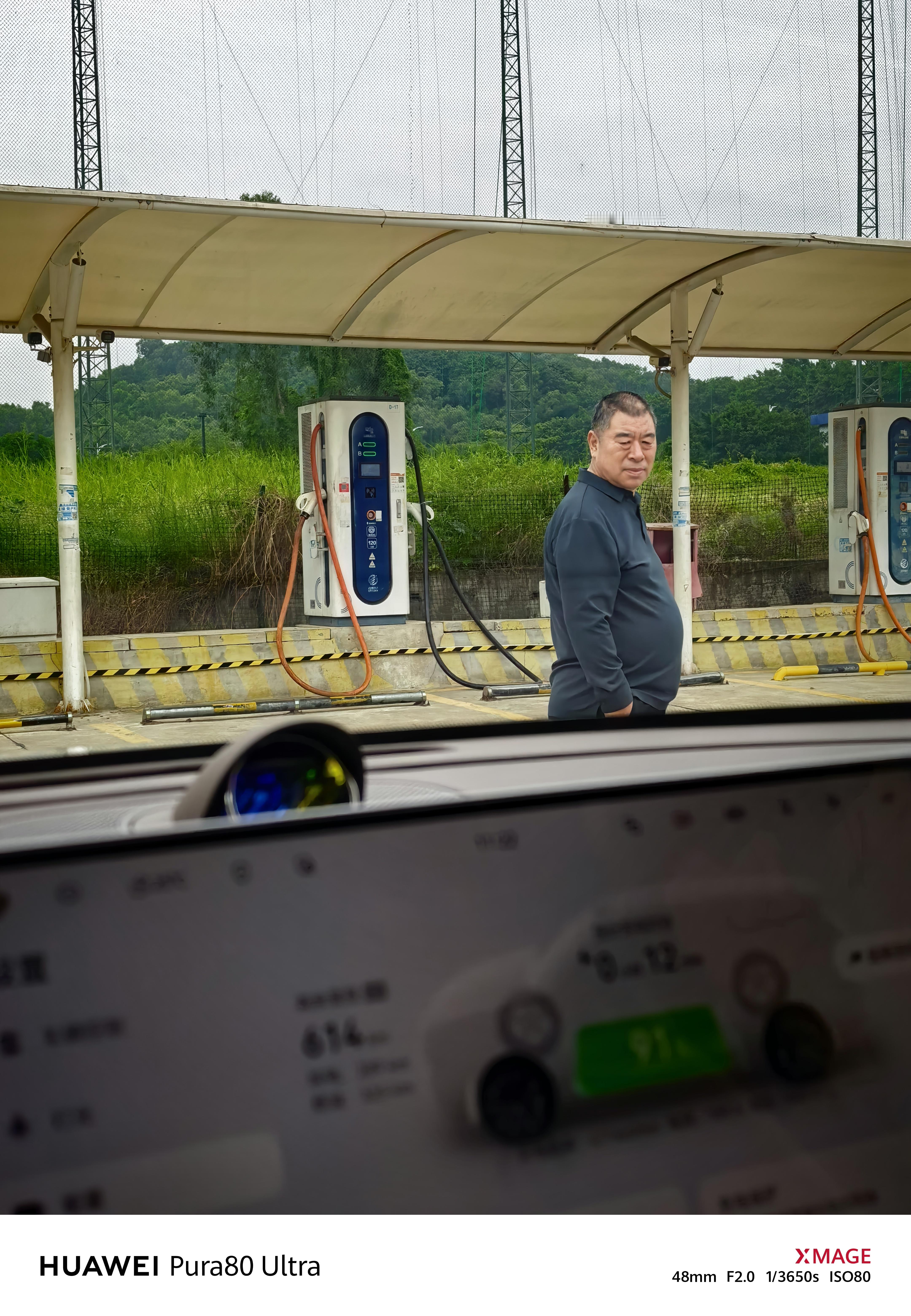 刚在充电的时候，这个大叔在我的问界M7逛了好几圈，后面还主动来敲车窗，问我这车多