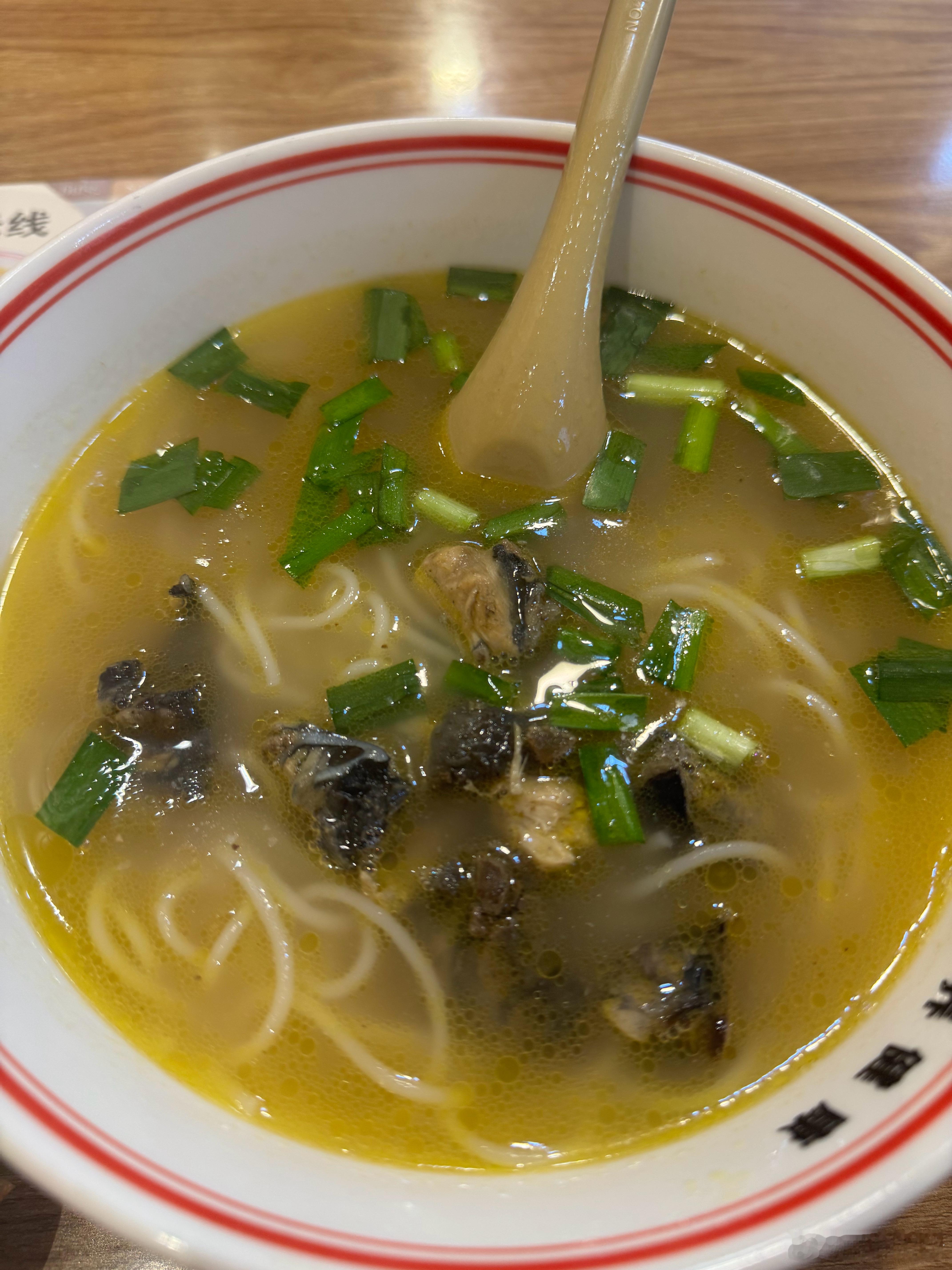 感觉乌鸡米线里面的鸡肉很好吃6块钱加了一个大鸡翅性价比好高