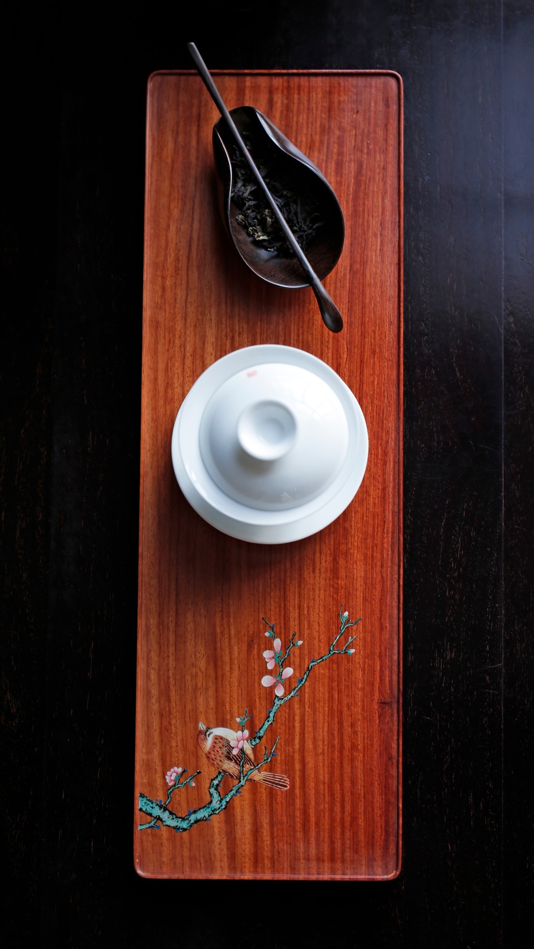 寒雀图缅花干泡台精选大料独板缅花，面板光滑如镜；大漆手绘临摹改动《寒雀图》，