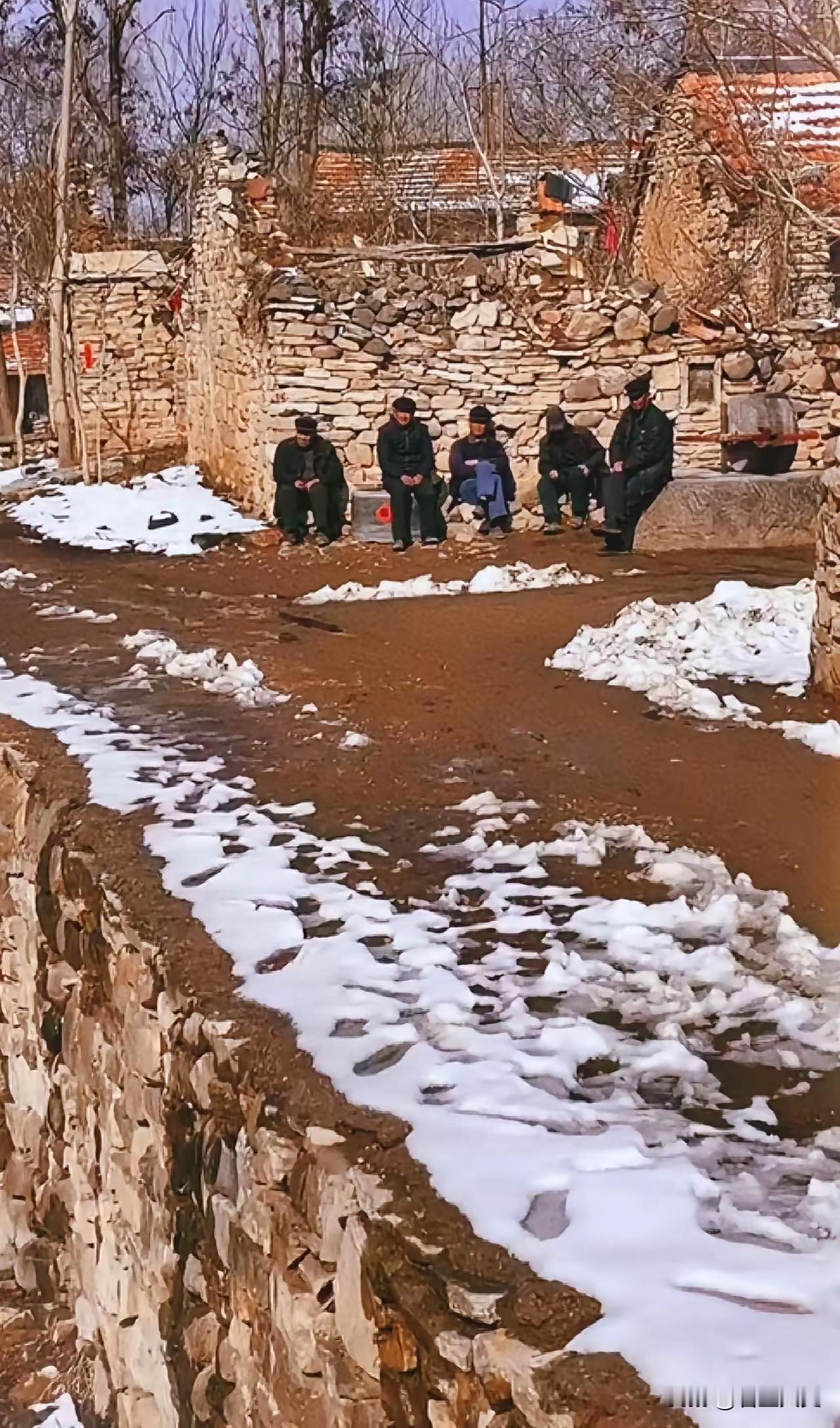 不看手机，话也不多，一坐就是半天。农村的归宿就是墙角。