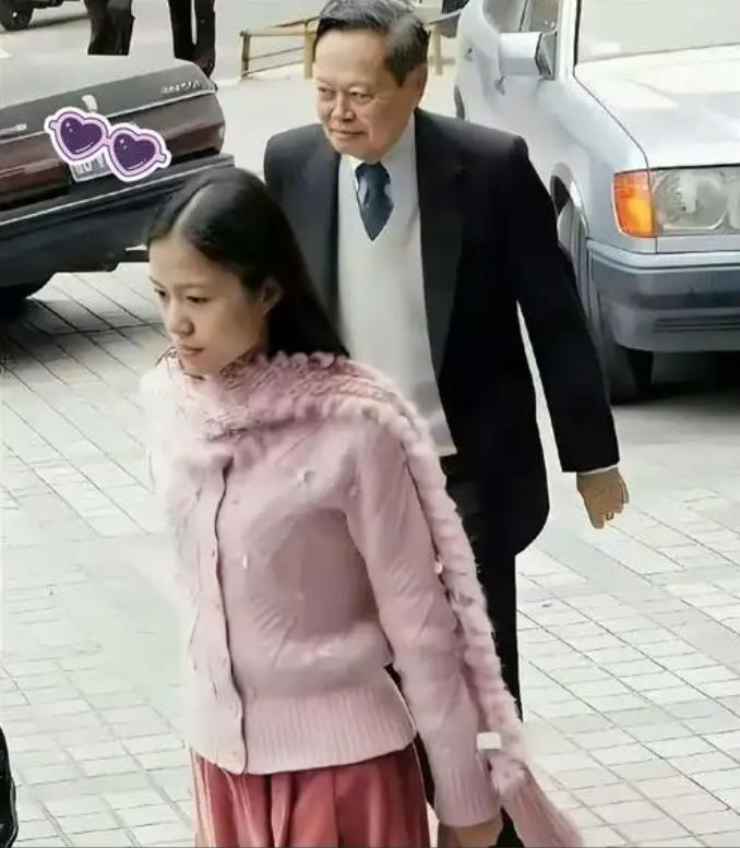 杨振宁离去后，49岁的翁帆穿着35元的帆布鞋悄然搬离旧居，带走34箱沉甸甸的手稿