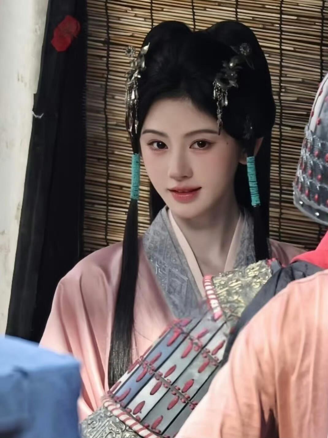 鞠婧祎这张脸没人会说不好看吧？真的很想知道她怎么保养的，94年的，今年也32岁了