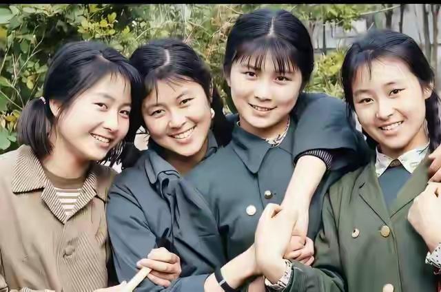 王铎：倪萍在大学里，与同学们一起合影。
