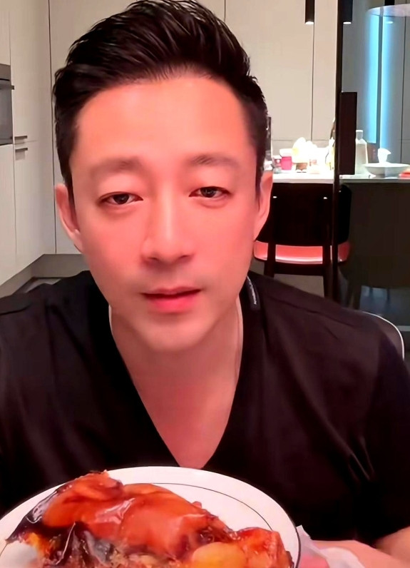 我有种强烈的预感汪小菲摆脱不了S妈了原因很简单亲生父亲和法定监护人这