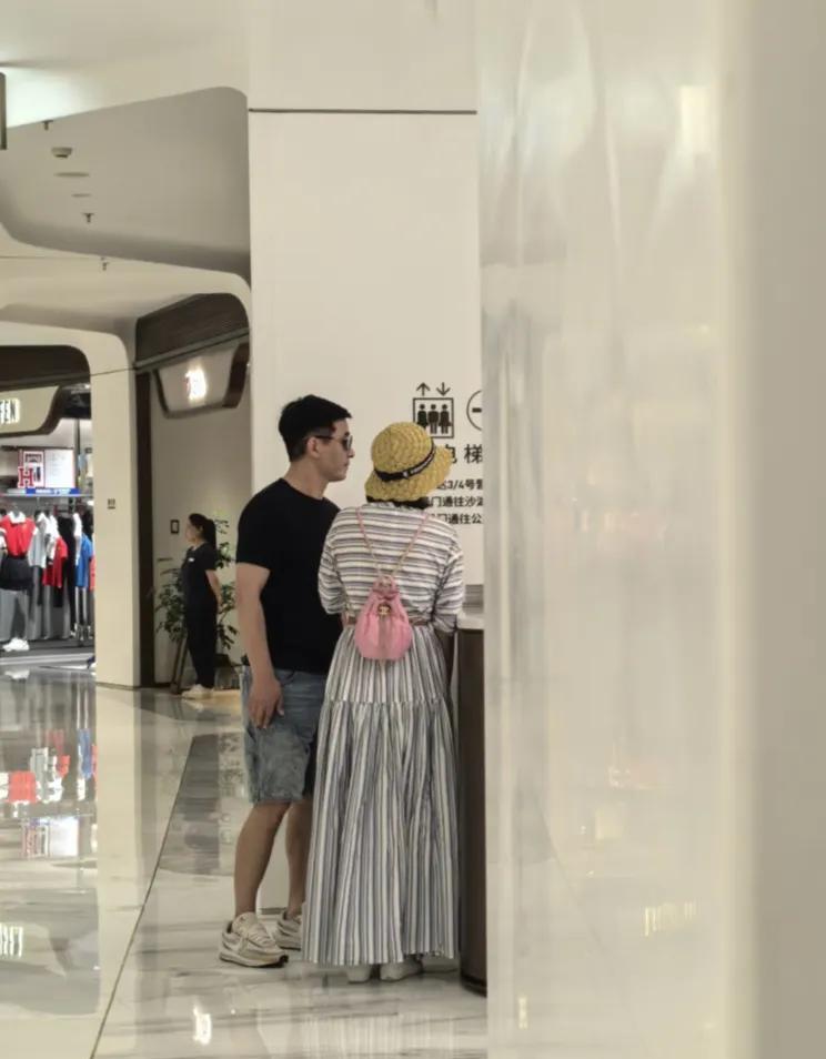 郭晓东和老婆程莉莎在武汉牵手逛商场，他都50岁了，看起来还是很帅气，打扮有型，身