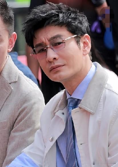 晓明哥这是彻底想明白了呀！假发衔接之类的事儿，反正全国人民都清楚了，索性就不装了