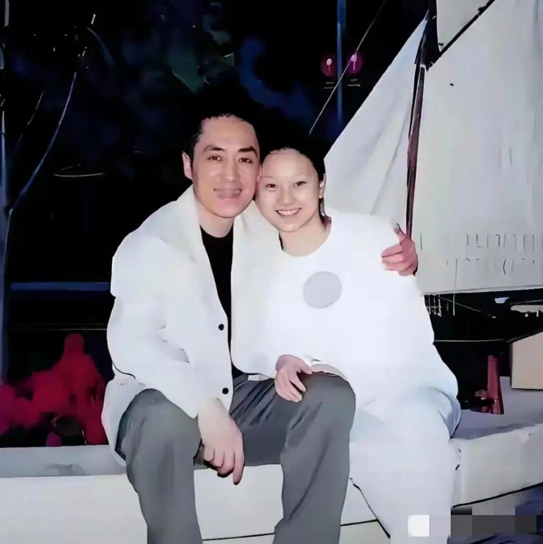18岁时的陈婷颜值并不出众哈，49岁的张艺谋倒显得年轻帅气，看上去俩人还挺般配，