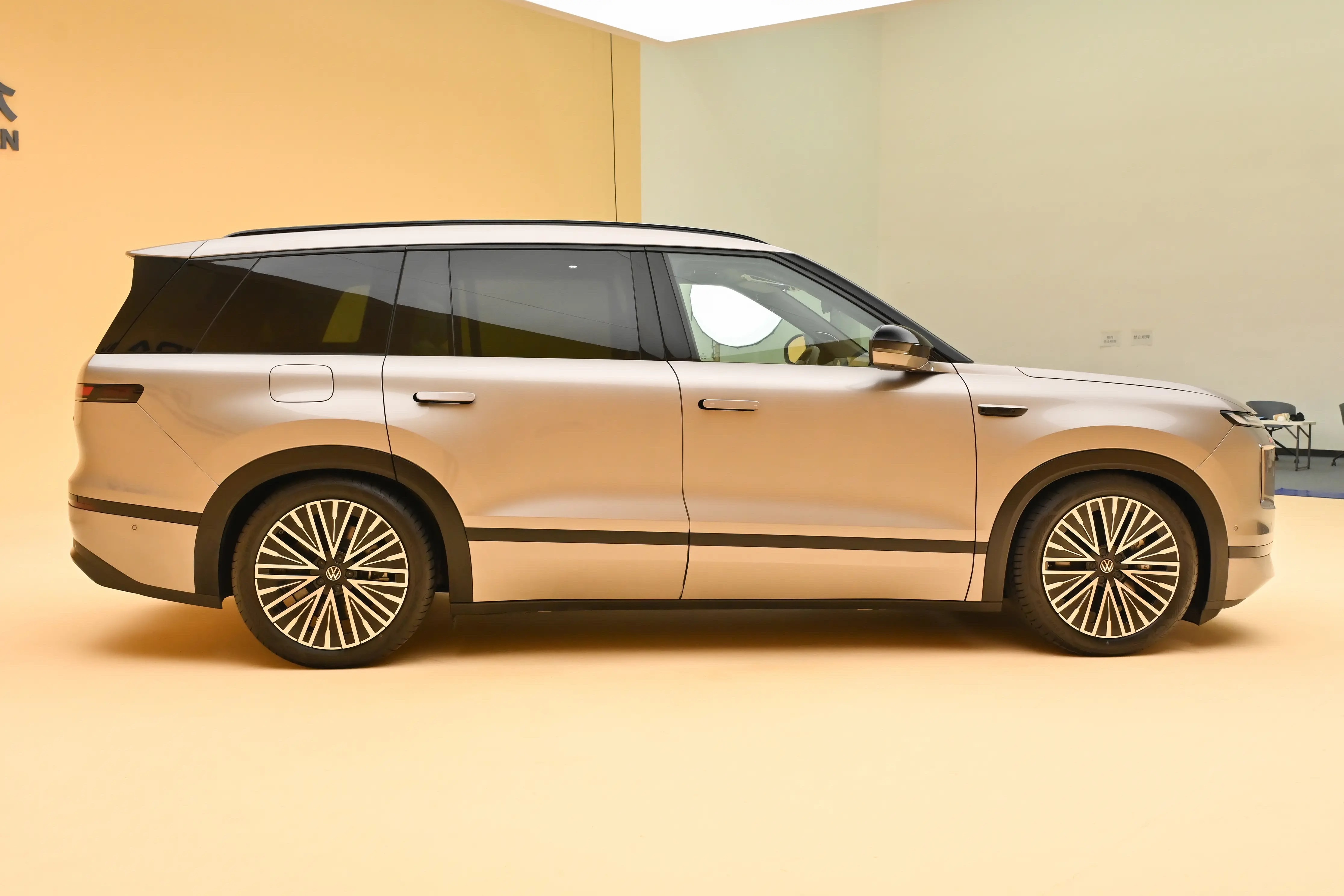 同事老李一直在关注汉兰达，昨天跑过来忽然跟我说，他看上了大众。我说丰田的双