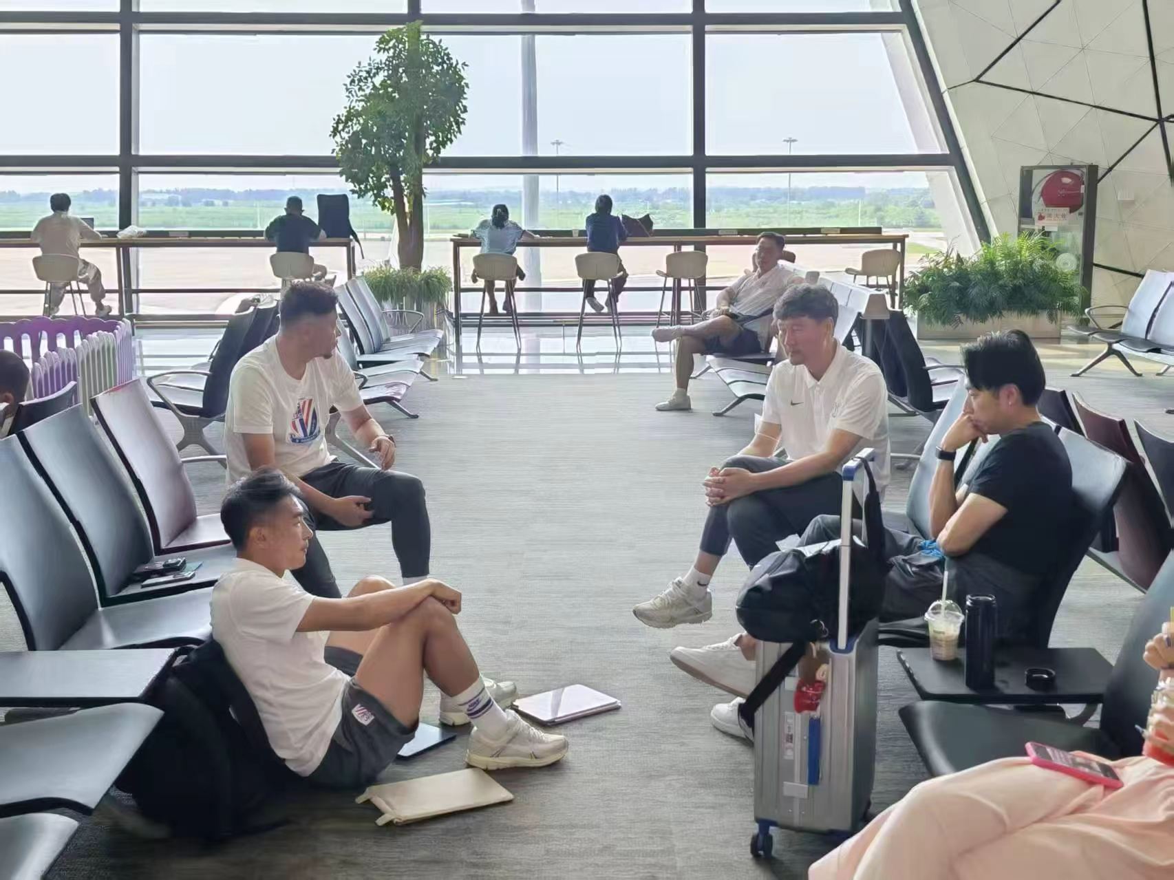 目前带领申花继续征战的方案就两种方案一——“机场四人帮”为核心，再从梯...