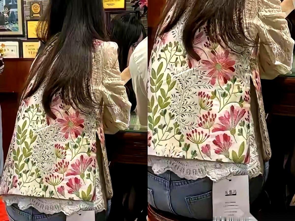 真的，我今天算是开了眼了。一个年轻人，裤子后面，那么大一吊牌，晃来晃去的，就跟