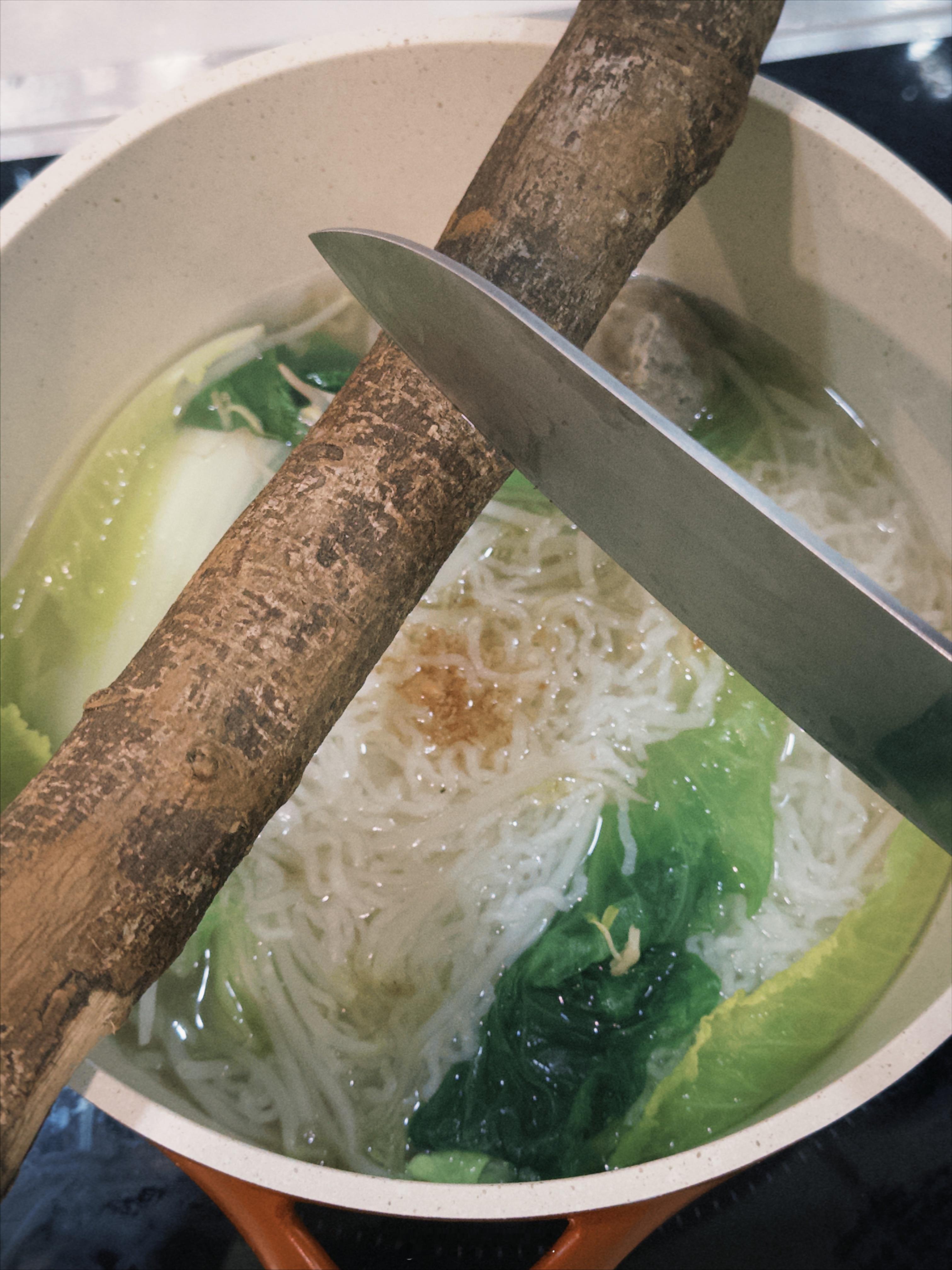 从芒市带回来了两根木姜子，我们吃的每一家早点的调料台都会有这个，拿刀往下刮点碎屑