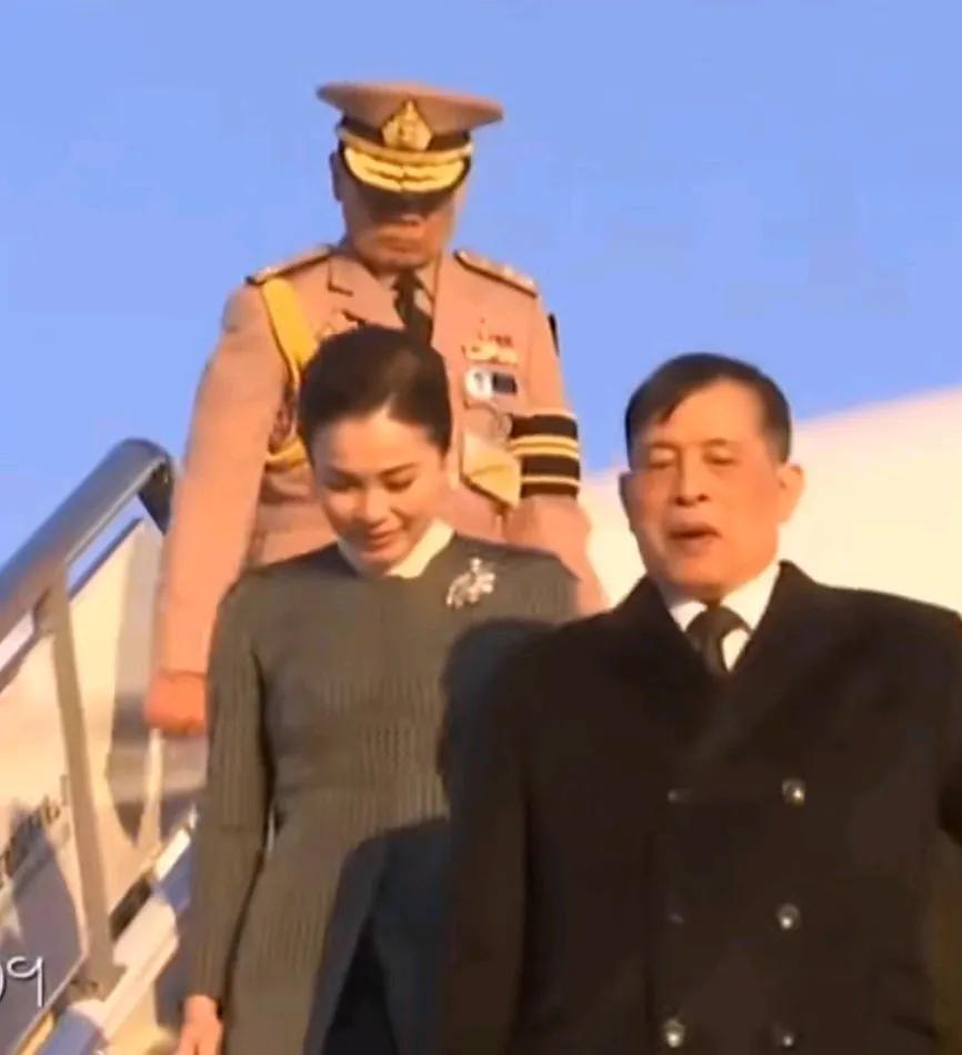 今天下午三点，泰王玛哈和苏提达已经到达，开始访华行程。泰王玛哈穿着黑色的羊绒大