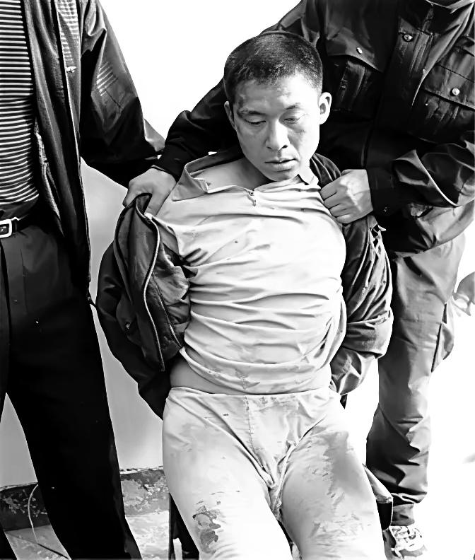 2006年，吉林柳河卖肉的石悦军生意好，总被人穿小鞋，他越想越窝火，干脆提刀血洗